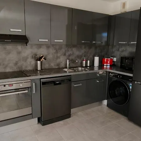 Newly Renovated With Pool And Terrace شقة